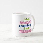Mug Distanciation Sociale Éviter les gens avant que ce (Devant droit)