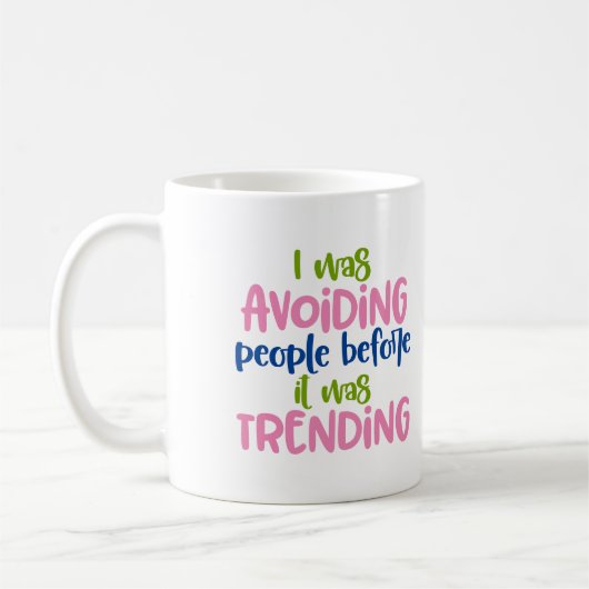 Mug Distanciation Sociale Éviter les gens avant que ce (Gauche)