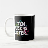 Mug Dix ans plus tard drôle Mème 10 ans 10e anniversai (Gauche)