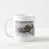 Mug Doberman drôle sur Sofa (Gauche)