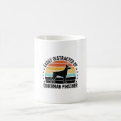 Mug Doberman Pinscher Graphique Vintage Coucher de Sol (Centre)