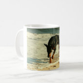 Mug Dobermann à l'image de peinture de plage (Devant gauche)