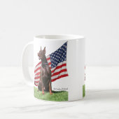 Mug Dobermann rouge et drapeau (Devant gauche)
