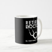 Mug Docteur à la retraite w Stethoscope et Sassy Funny (Devant droit)