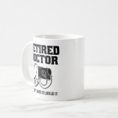 Mug Docteur à la retraite w Stethoscope et Sassy Funny (Devant gauche)