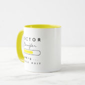 Mug DOCTEUR [Nom] Chargement Jaune et Blanc (Devant gauche)