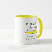 Mug DOCTEUR [Nom] Chargement Jaune et Blanc (Devant droit)
