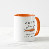 Mug DOCTEUR [Nom] Chargement Orange & Blanc (Devant droit)