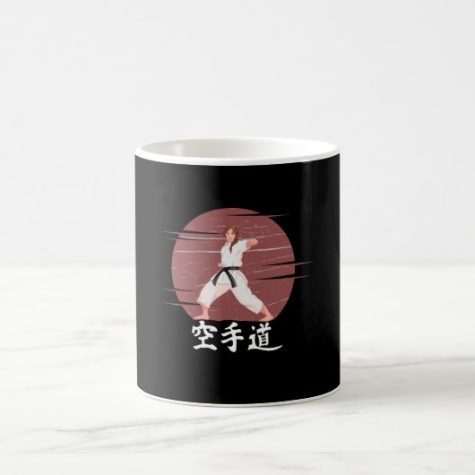 Mug Dojo, artiste martiale de Karate Girl (Centre)