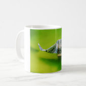 Mug Dollar facture origami éléphant sur arrière - plan (Devant gauche)