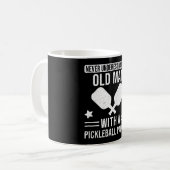 Mug Don de Pickleball Ne sous-estimez jamais un vieil (Devant gauche)