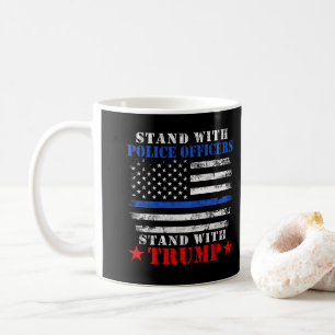 Mug Donald Trump 2024 aux côtés des policiers