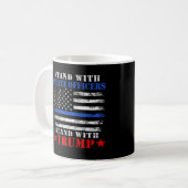 Mug Donald Trump 2024 aux côtés des policiers (Devant gauche)