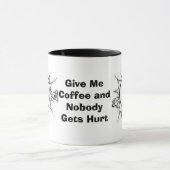 Mug Donnez-moi le café et personne n'obtient le mal (Centre)