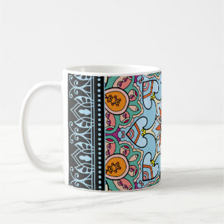 Mug Doodle décoratif coloré : motif symétrique.