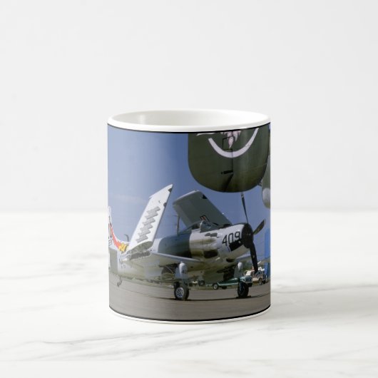 Mug Douglas AD-1 Skyraider, avions pliés de Wings_WWII (Centre)