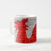 Mug Dragon de Gallois sur un mur de briques (Devant gauche)
