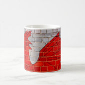 Mug Dragon de Gallois sur un mur de briques (Centre)