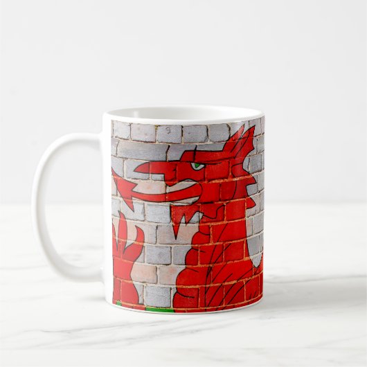 Mug Dragon de Gallois sur un mur de briques (Gauche)