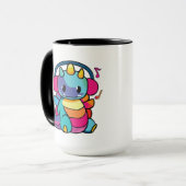 Mug Dragon heureux avec des écouteurs en train d'écout (Devant gauche)