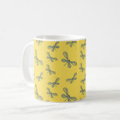 Mug Dragonfly avec un bel arrière - plan jaune (Devant gauche)