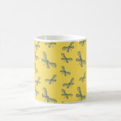 Mug Dragonfly avec un bel arrière - plan jaune (Centre)