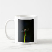 Mug Dragonfly bleu et noir sur gazon vert et rouge (Gauche)