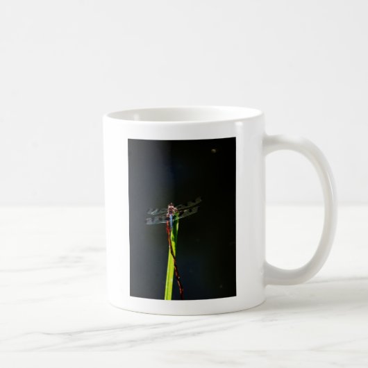 Mug Dragonfly bleu et noir sur gazon vert et rouge (Droite)