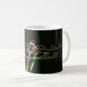 Mug Dragonfly bleu et noir sur gazon vert et rouge (Devant droit)