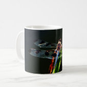 Mug Dragonfly bleu et noir sur gazon vert et rouge (Devant gauche)