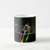 Mug Dragonfly bleu et noir sur gazon vert et rouge (Centre)
