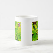 Mug Dragonfly de couleur arc-en-ciel sur une fleur ros (Centre)