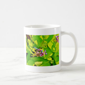 Mug Dragonfly de couleur arc-en-ciel sur une fleur ros