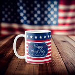 Mug Drapeau américain patriotique Joyeux 4 juillet Nom<br><div class="desc">Présentant notre drapeau patriotique américain "Happy 4 juillet" Famille Nom de cuisine design aux couleurs officielles des États-Unis, l'ajout parfait à vos célébrations de la fête de l'Indépendance! Montrez votre fierté américaine en style avec ce design qui mêle patriotisme et air festif. Conçu avec des couleurs vives et une attention...</div>