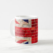 Mug Drapeau BRITANNIQUE sur un mur de briques (Devant gauche)