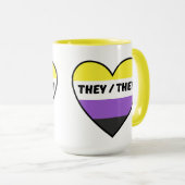 Mug Drapeau Coeur Non Binaire Avec Ils/Eux Pronouns (Devant droit)