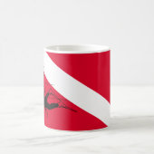 Mug Drapeau de plongée avec illustration de plongeur r (Centre)