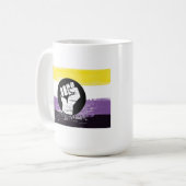 Mug Drapeau de protestation peint non binaire (Devant gauche)