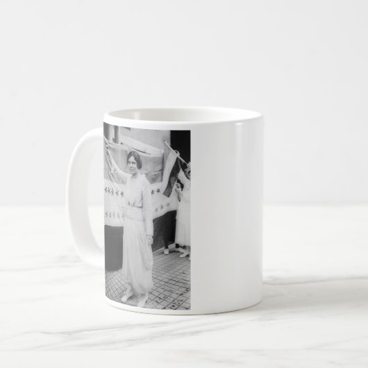 Mug Drapeau de victoire de suffrage d'Alice Paul (Devant gauche)