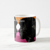 Mug Drapeau lesbien avec silhouettes de deux femmes (Devant droit)