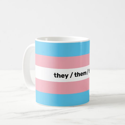 Mug Drapeau LGBTQI+ Transgender Pride avec pronouns (Devant gauche)