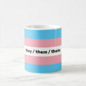 Mug Drapeau LGBTQI+ Transgender Pride avec pronouns (Centre)