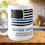 Mug Drapeau personnalisé de l'officier de police Ligne<br><div class="desc">Voici la tasse à café parfaite pour les policiers et les agents de la force publique, avec l'emblématique Thin Blue Line et le drapeau américain. Cette tasse est une excellente façon de montrer votre soutien à ceux qui servent et protègent nos collectivités. Personnalisez votre tasse avec votre nom et votre...</div>