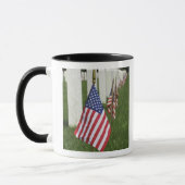 Mug Drapeaux américains sur des tombes des vétérans (Gauche)