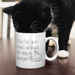 Mug Drôle Amoureux de les chats Excusez le nom du devi<br><div class="desc">Un design amusant pour les amoureux de les chats avec l'excuse humoristique liée au félin, My Cat et I have Décided To Stay in Tonight, avec une typographie noire informelle et un dessin mignon d'une ligne d'un chat avec des motifs cardiaques. Ferait un grand cadeau aussi pour vos amis et...</div>