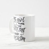 Mug Drôle Cette Fille Fonctionne Sur La Caféine Et Le (Devant gauche)