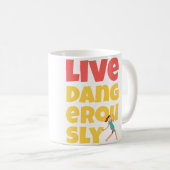 Mug Drôle de course avec des ciseaux, vivez dangereuse (Devant droit)
