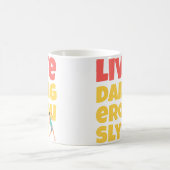 Mug Drôle de course avec des ciseaux, vivez dangereuse (Centre)