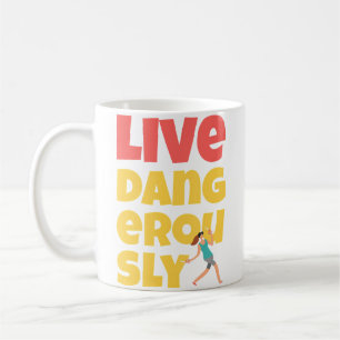 Mug Drôle de course avec des ciseaux, vivez dangereuse