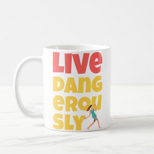 Mug Drôle de course avec des ciseaux, vivez dangereuse (Gauche)
